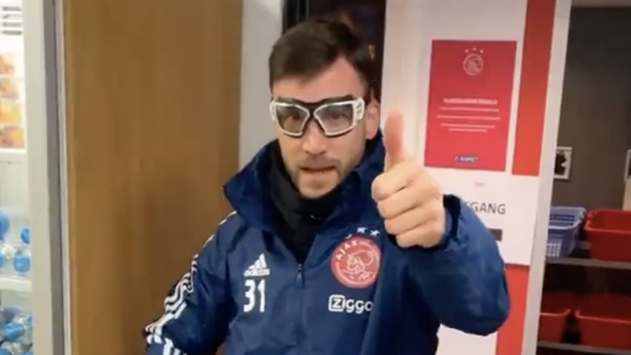Tagliafico verschijnt met Davids-bril op training Ajax 