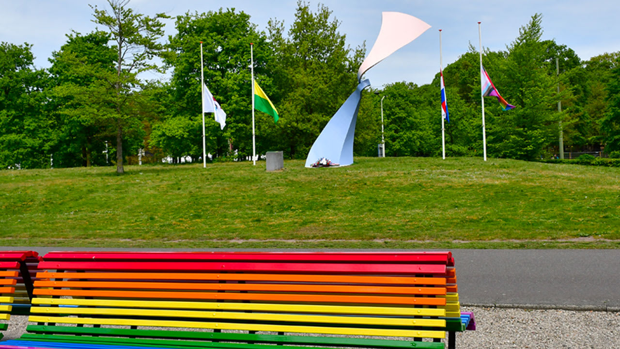 Homomonument Den Haag beklad met discriminerende teksten