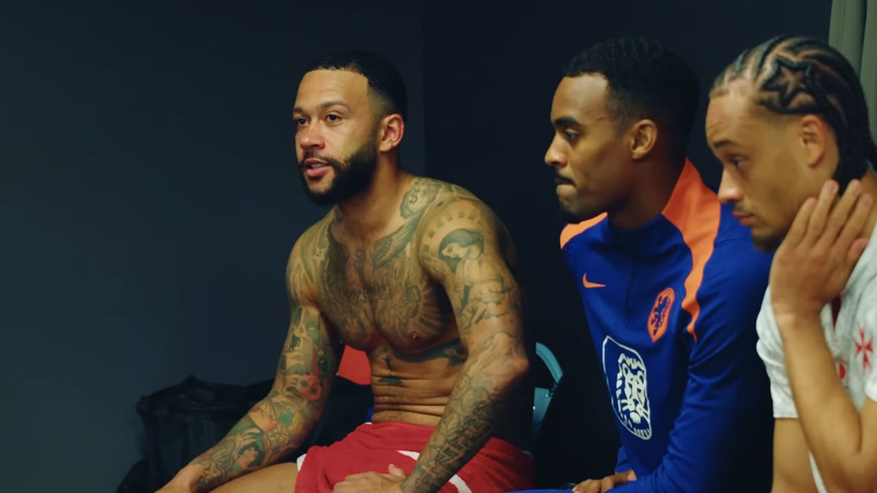 KNVB publiceert mooie beelden van speech Memphis Depay in kleedkamer van Oranje