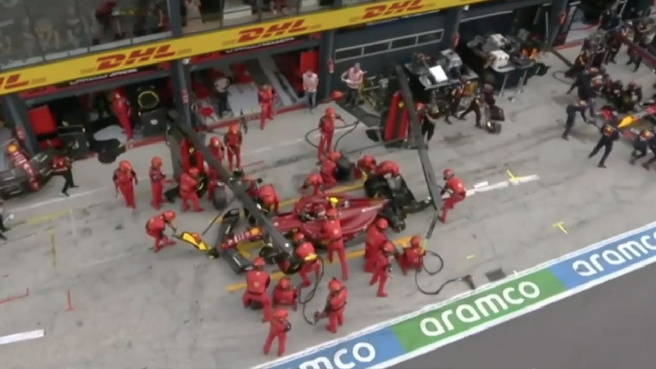 Video: Ferrari blundert weer en vergeet band bij pitstop Sainz