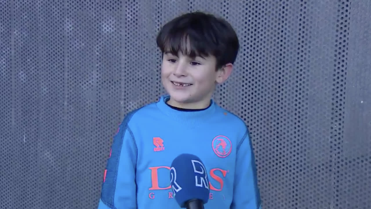 VIDEO: Jongetje verrast met antwoord op vraag over clubvoorkeur
