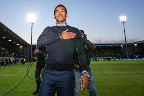 Van Bronckhorst zingt bij afscheid