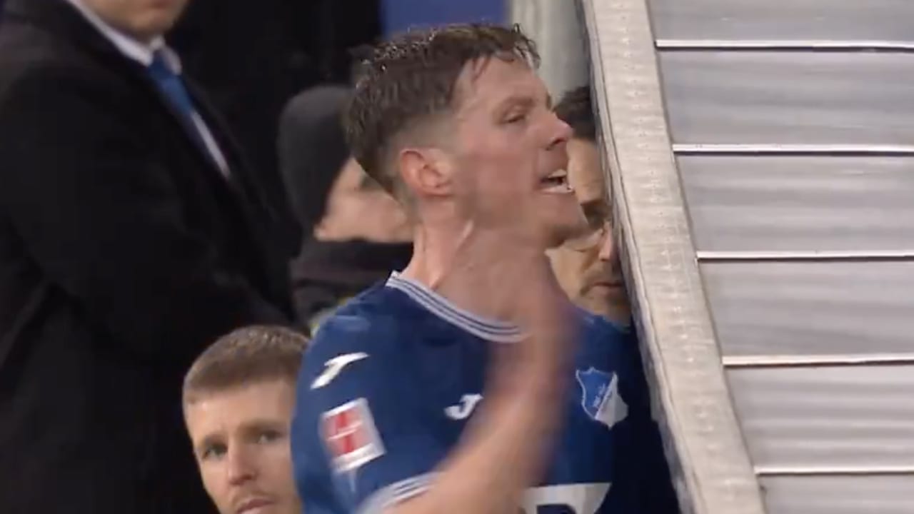 Video: Wout Weghorst woedend na wissel