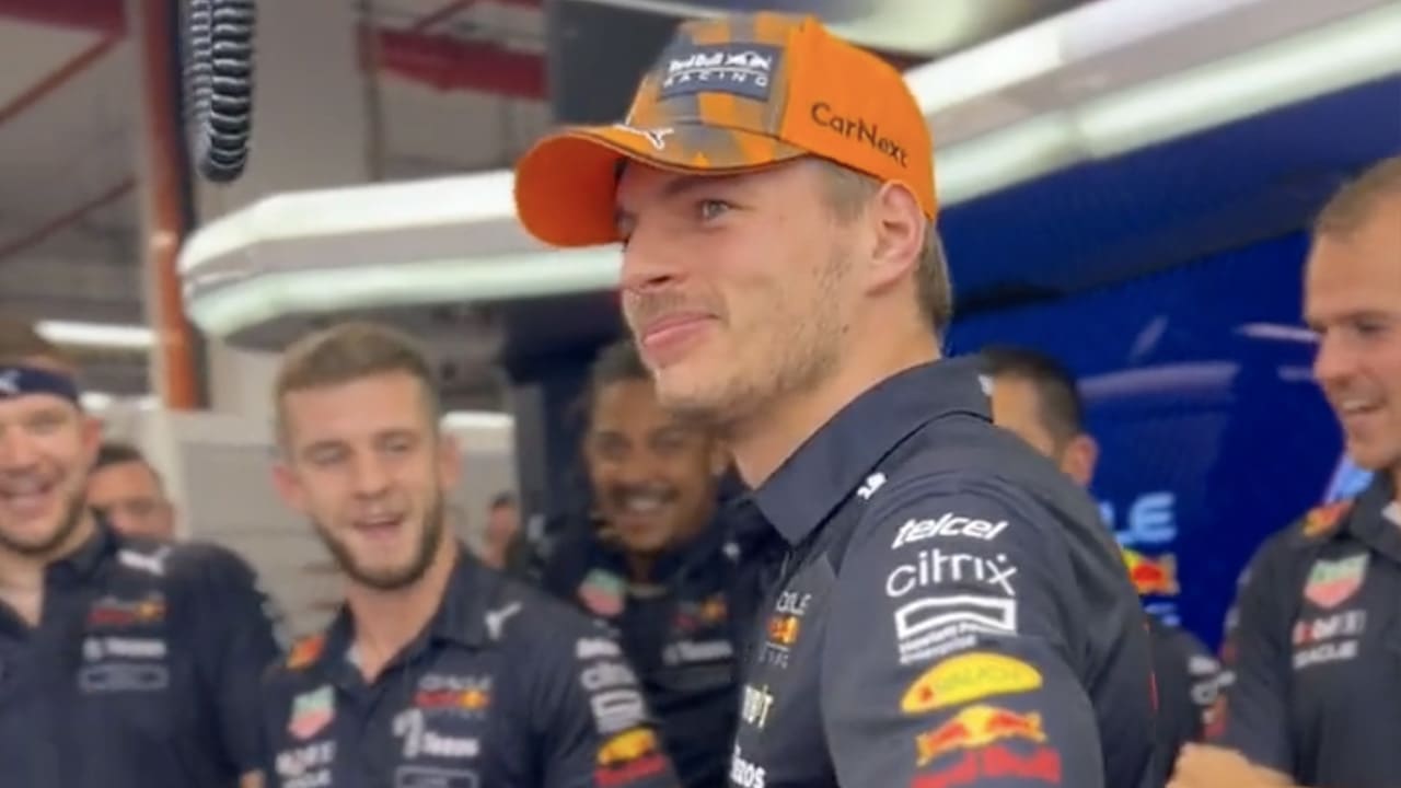 Video: Red Bull-monteurs verrassen jarige Verstappen met taart