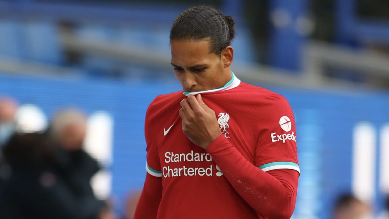 Liverpool bevestigt: Virgil van Dijk moet geopereerd worden aan knie