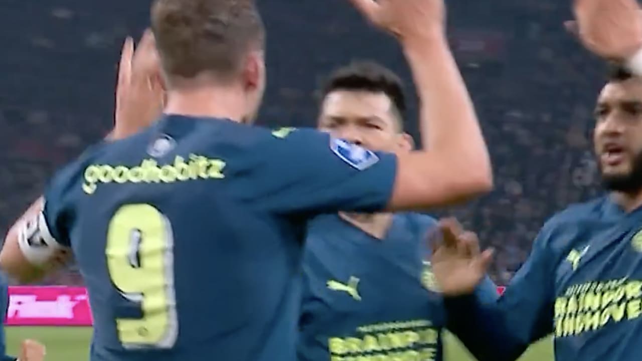 Videogoal: Luuk de Jong brengt PSV terug in de wedstrijd tegen Ajax