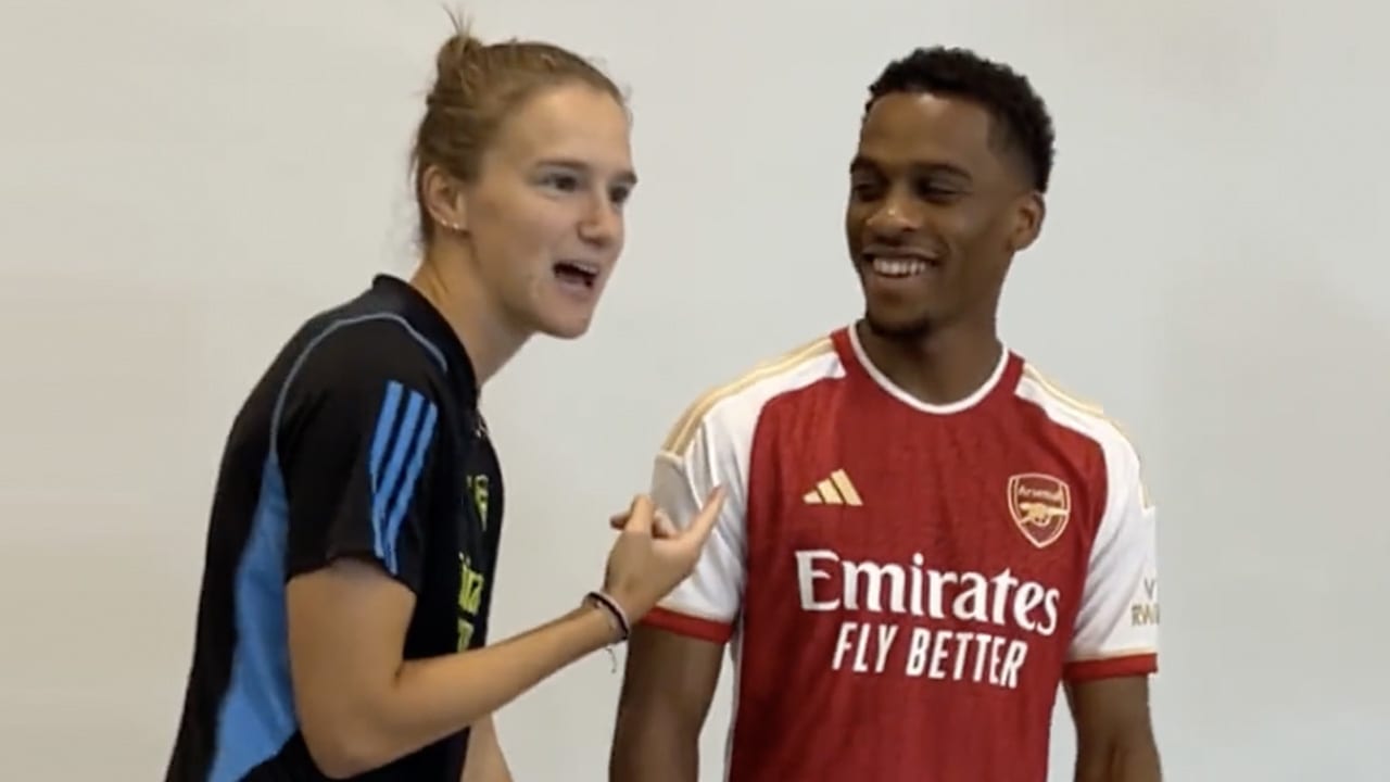Miedema ontmoet Timber bij Arsenal: 'Ik zie liever je broer, want die speelt voor Feyenoord'