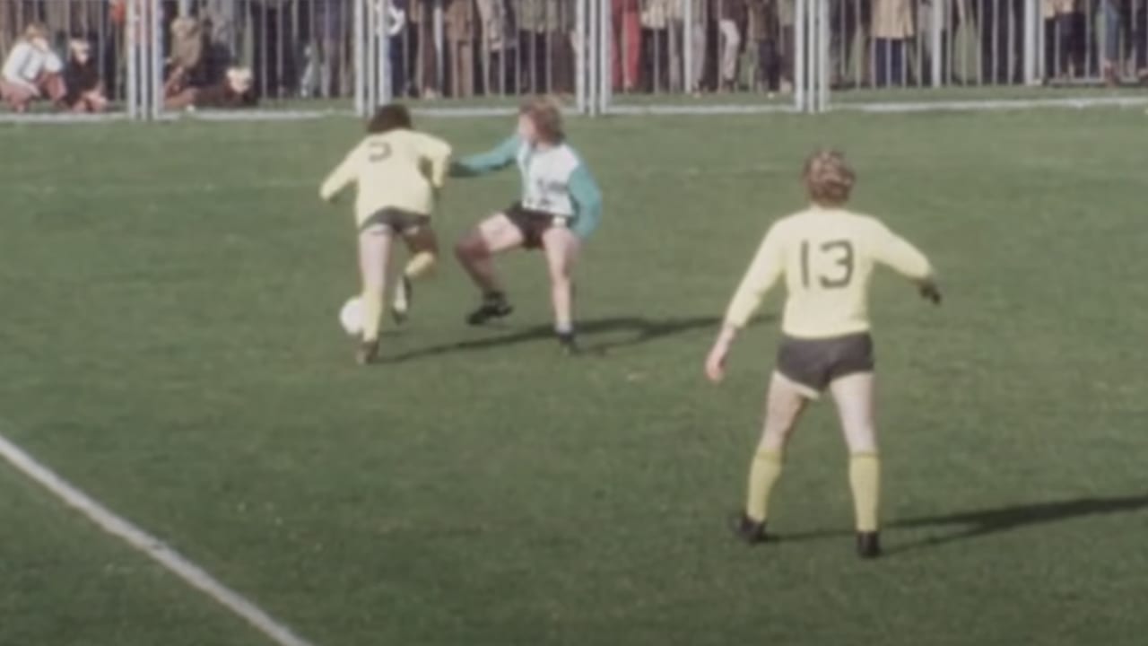 Classic: Johan Derksen draait tegenstander dol met indrukwekkende schaarbeweging