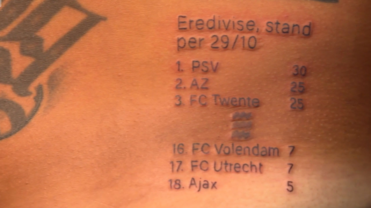 Video: PSV-fan tatoeëert Teletekst-stand Ajax: ‘Gewoon om de Ajacieden te vervelen'