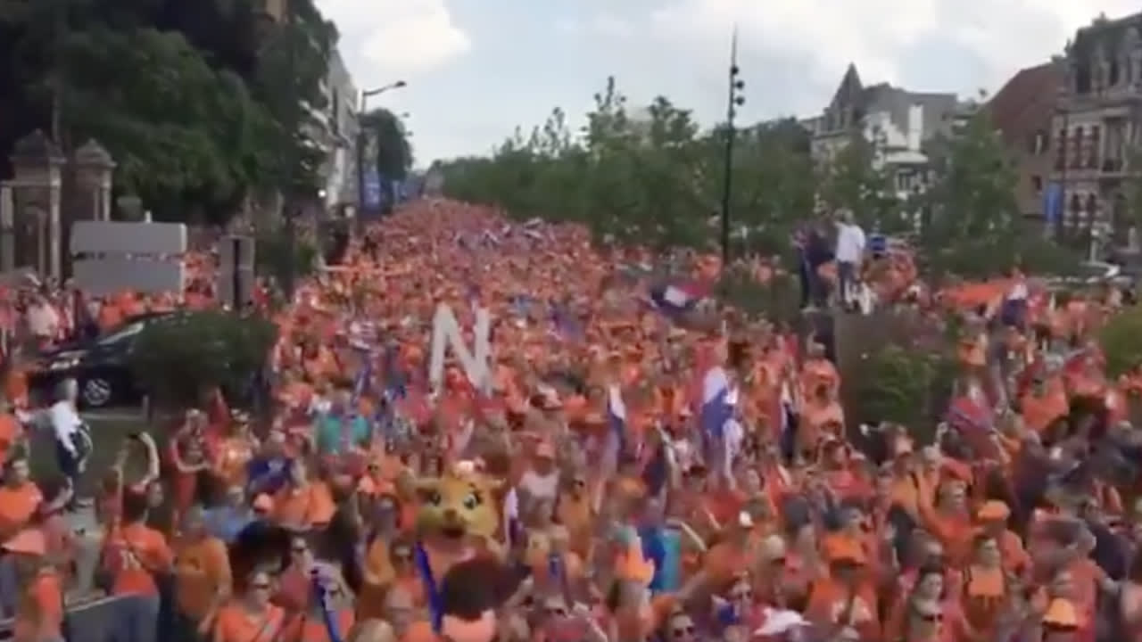 WOW! Franse straten kleuren volledig oranje voor de Leeuwinnen