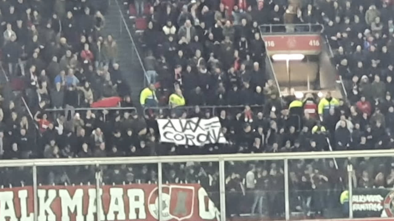 Spandoek in uitvak van AZ in Johan Cruijff Arena: 'Ajax = corona'
