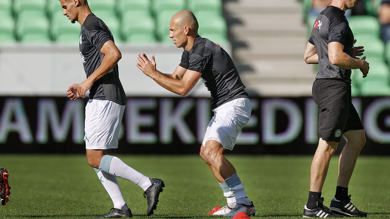 Heerlijk om te zien: Robben goochelt er lustig op los tijdens warming-up