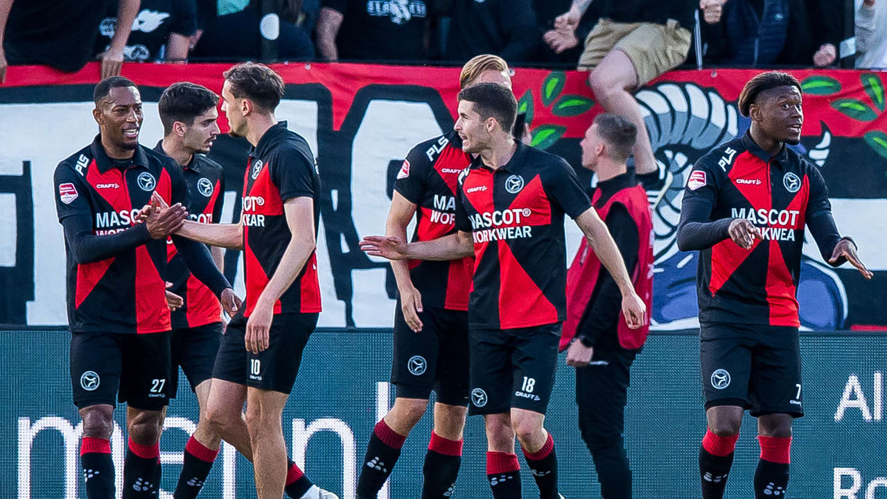 Almere City wint van FC Emmen en zet grote stap richting Eredivisie