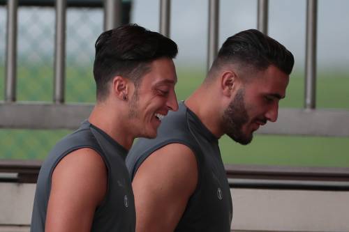 Özil en Kolasinac missen Newcastle om dreiging