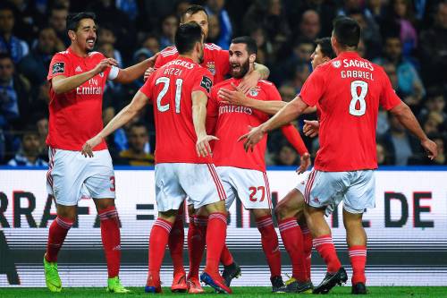 Benfica stoot FC Porto van eerste plaats