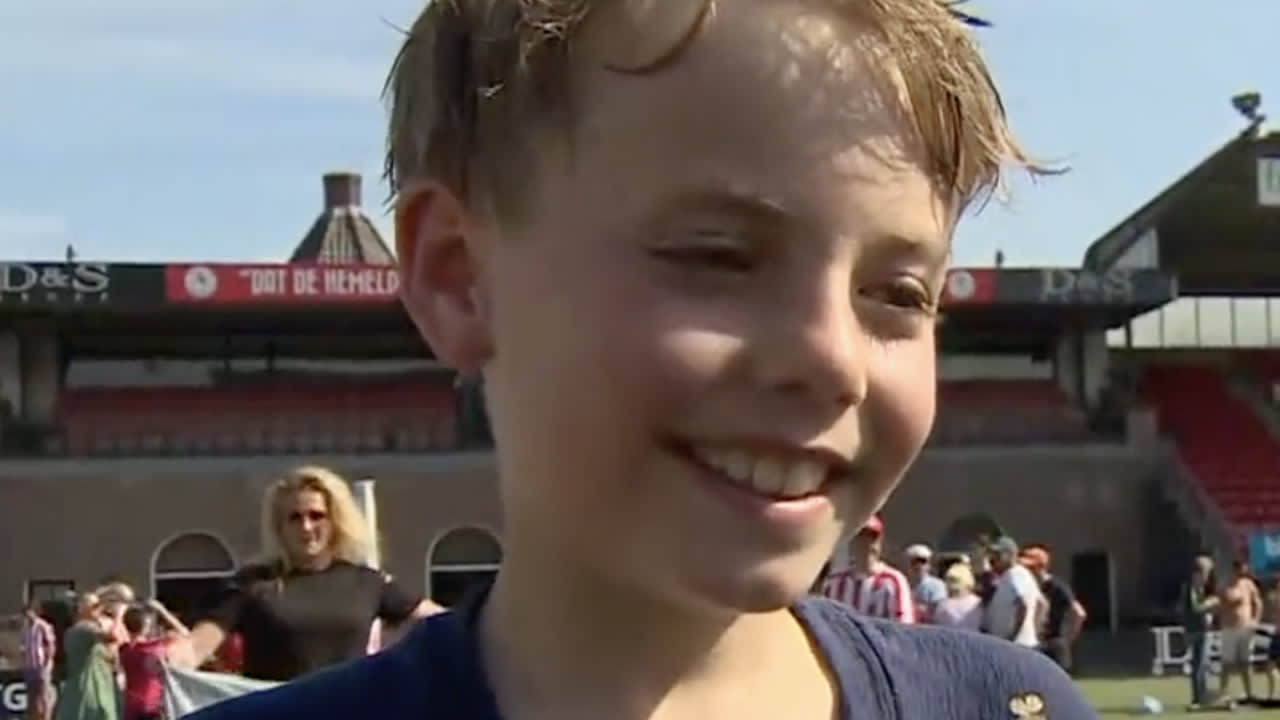Piepjonge Sparta-fan vertelt hoe hij handhaving gaat vieren: 'Ja, gewoon bier drinken!'