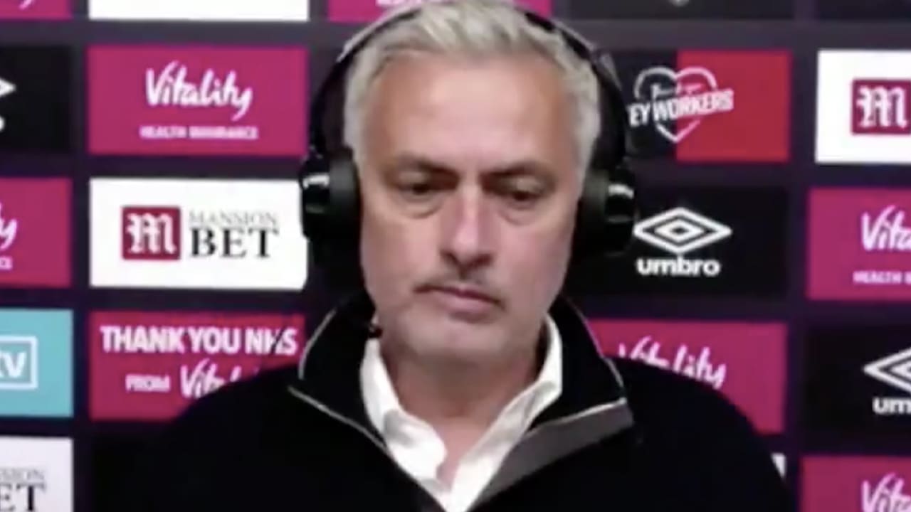Mourinho loopt geïrriteerd weg bij virtuele persconferentie