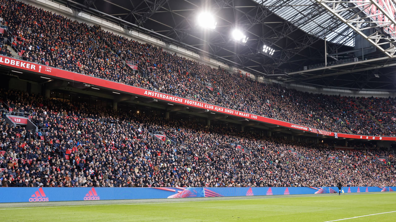 Ajax-fans niet te spreken over bedrukking op nieuwe thuisshirt: 'Foeilelijk!'