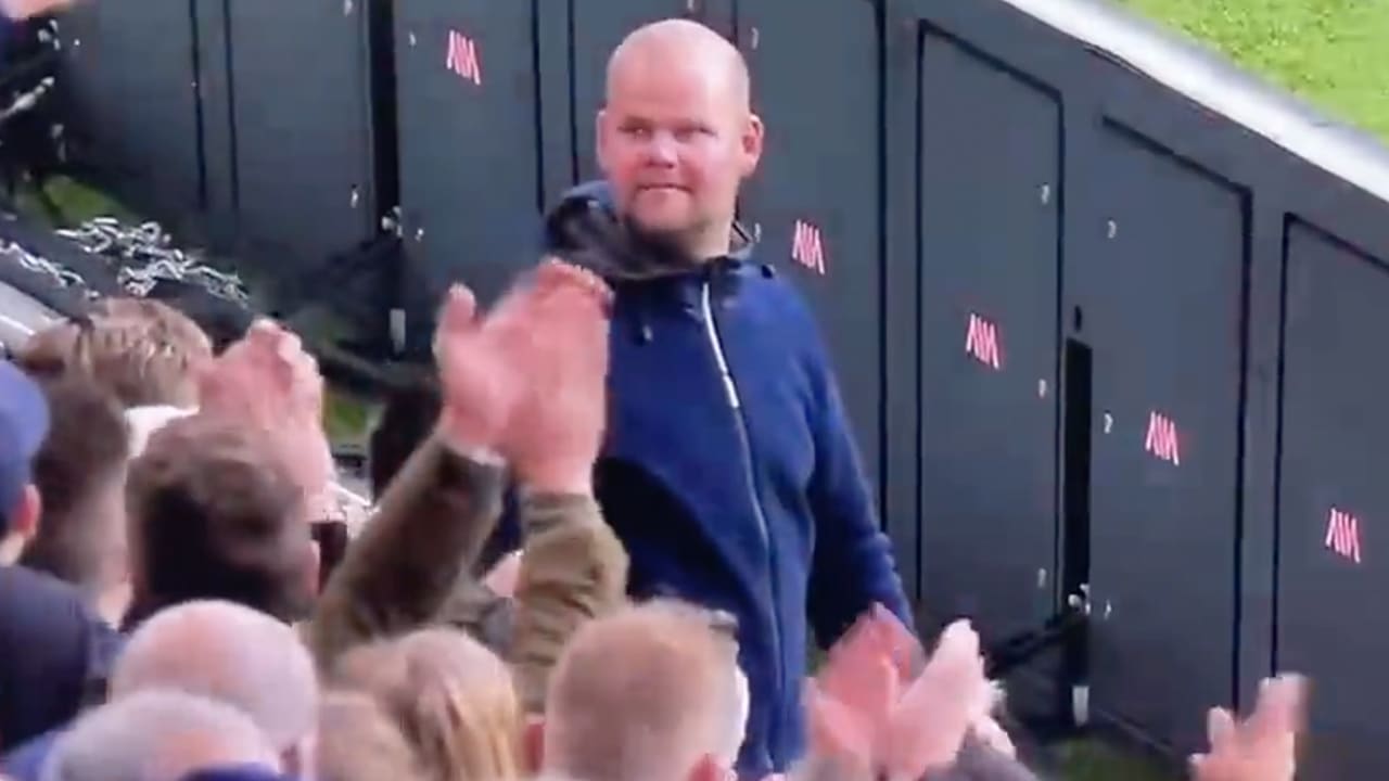 VIDEO: vak van PSV klapt voor supporter na geniale actie tijdens wedstrijd