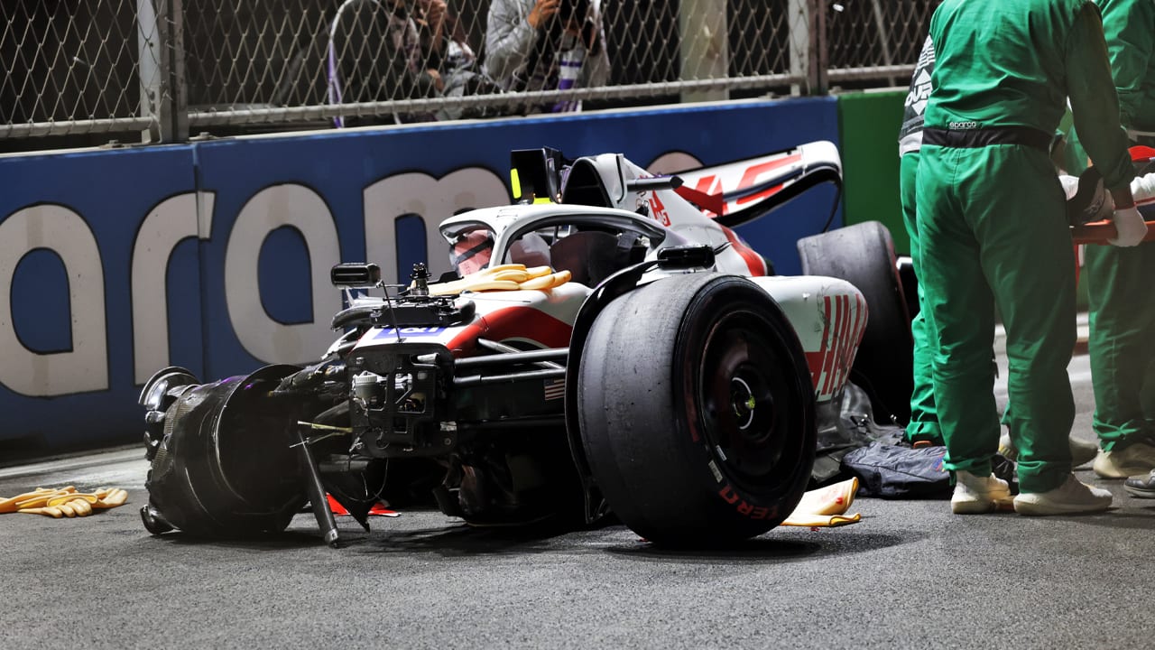 Kwalificatie GP van Saudi-Arabië lang stilgelegd na zware crash Schumacher