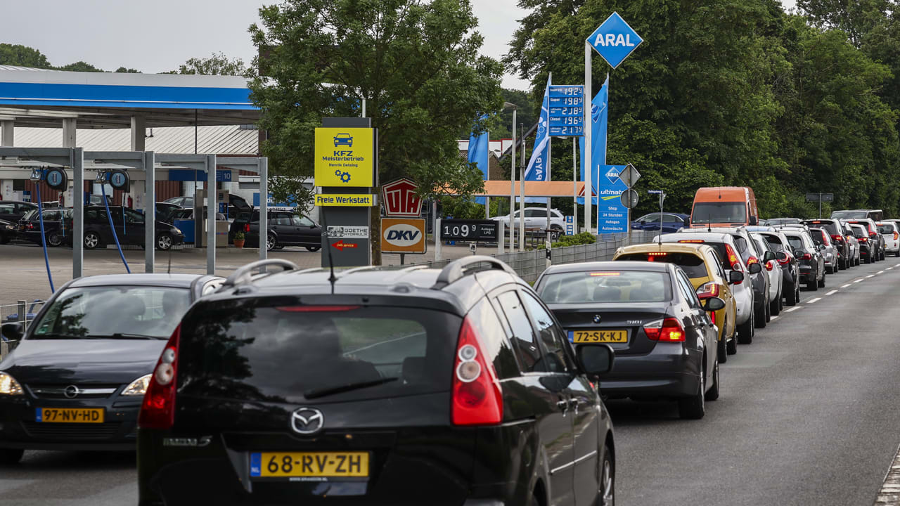 Brandstofchaos bereikt nieuw dieptepunt: tankstations net over de grens zitten zonder benzine