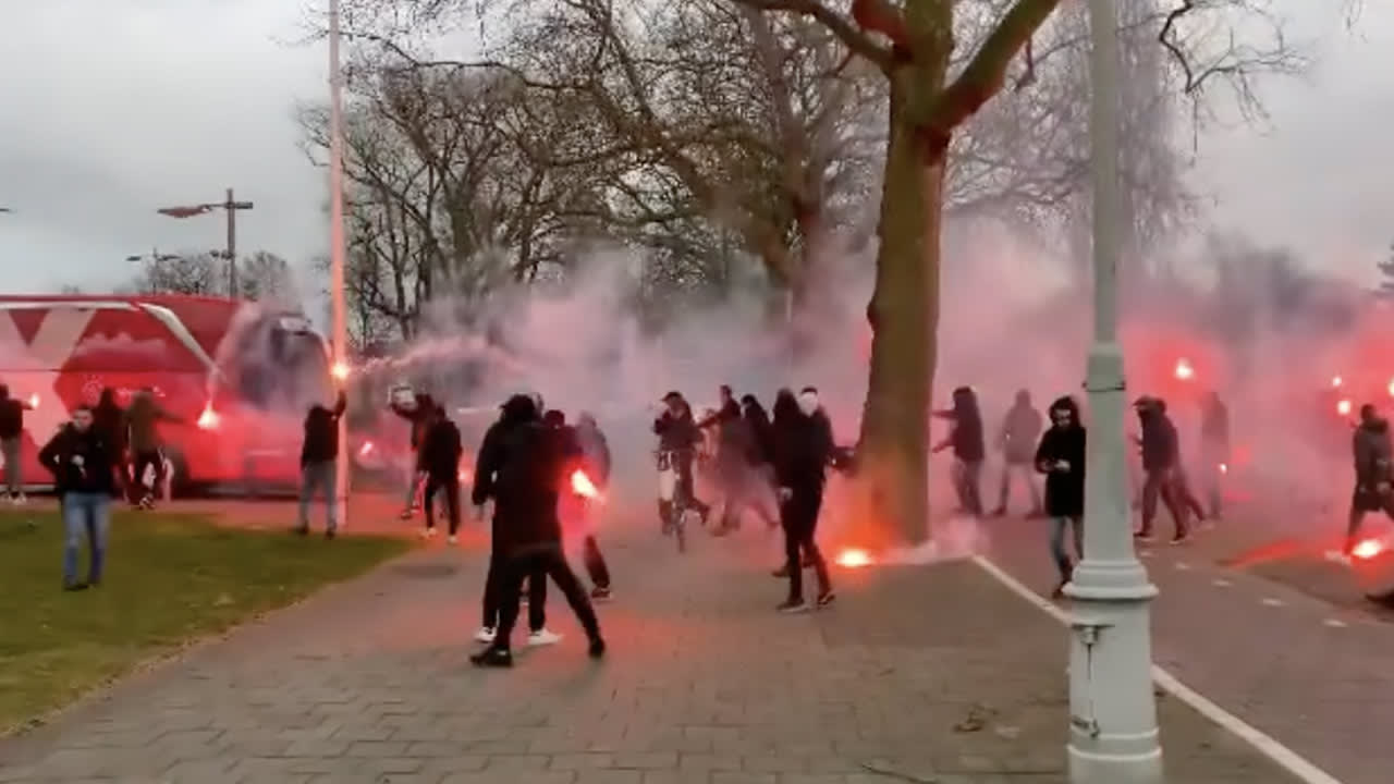 VIDEO: Ajax-fans zwaaien spelersbus uit met fakkelzee