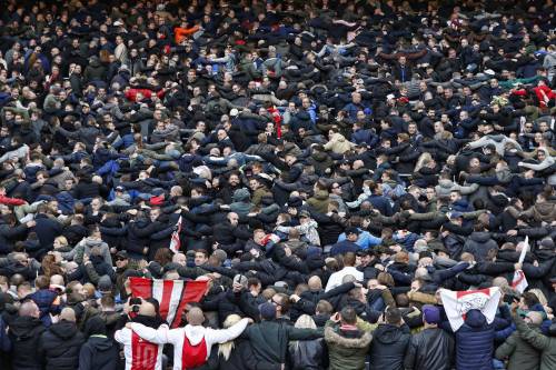 Ajax wil met fans naar Feyenoord en ADO