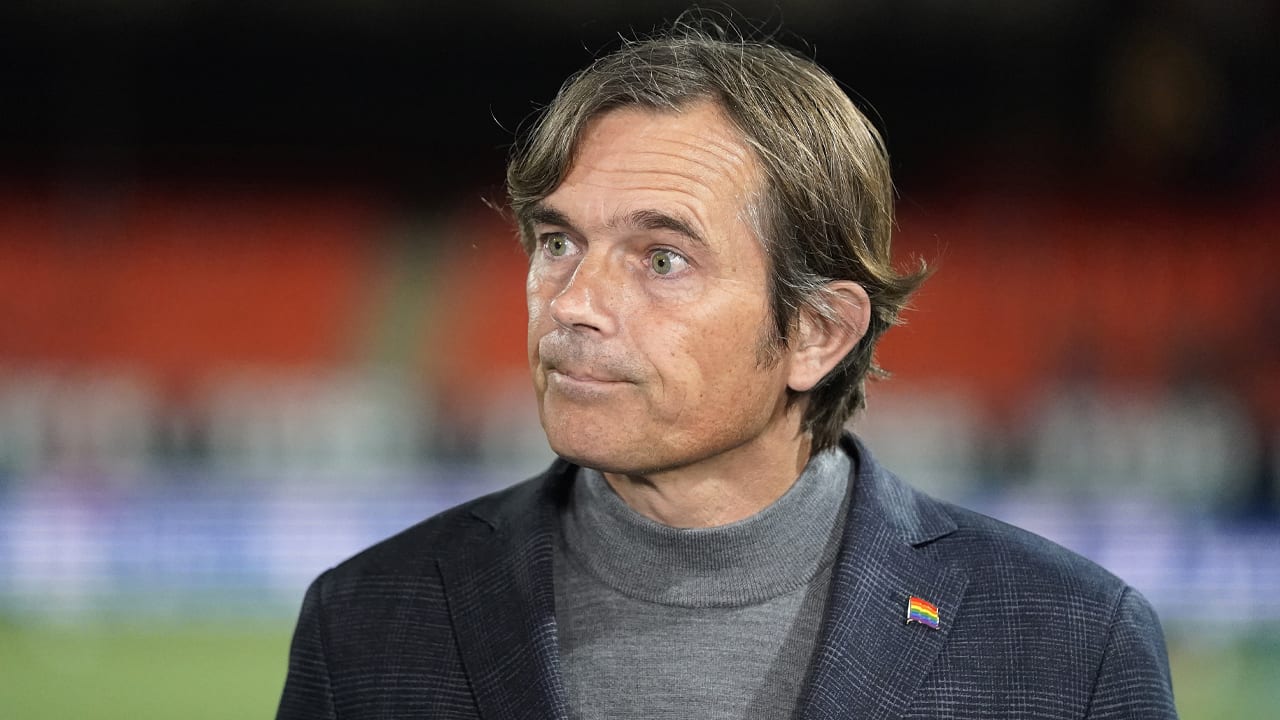 Cocu gelooft in kansen op bezoek bij Ajax: 'Kijk naar de overwinning van PSV'