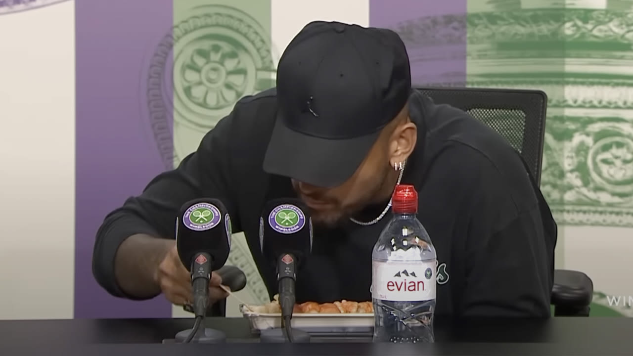 Tennisser Nick Kyrgios eet sushi tijdens persconferentie Wimbledon