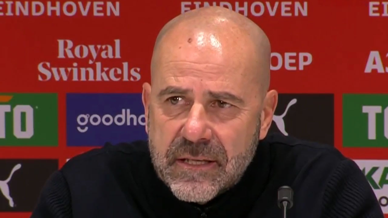 PSV-trainer Bosz fel na vragen over titelstrijd: 'Hoezo glipt het door onze vingers heen?!'