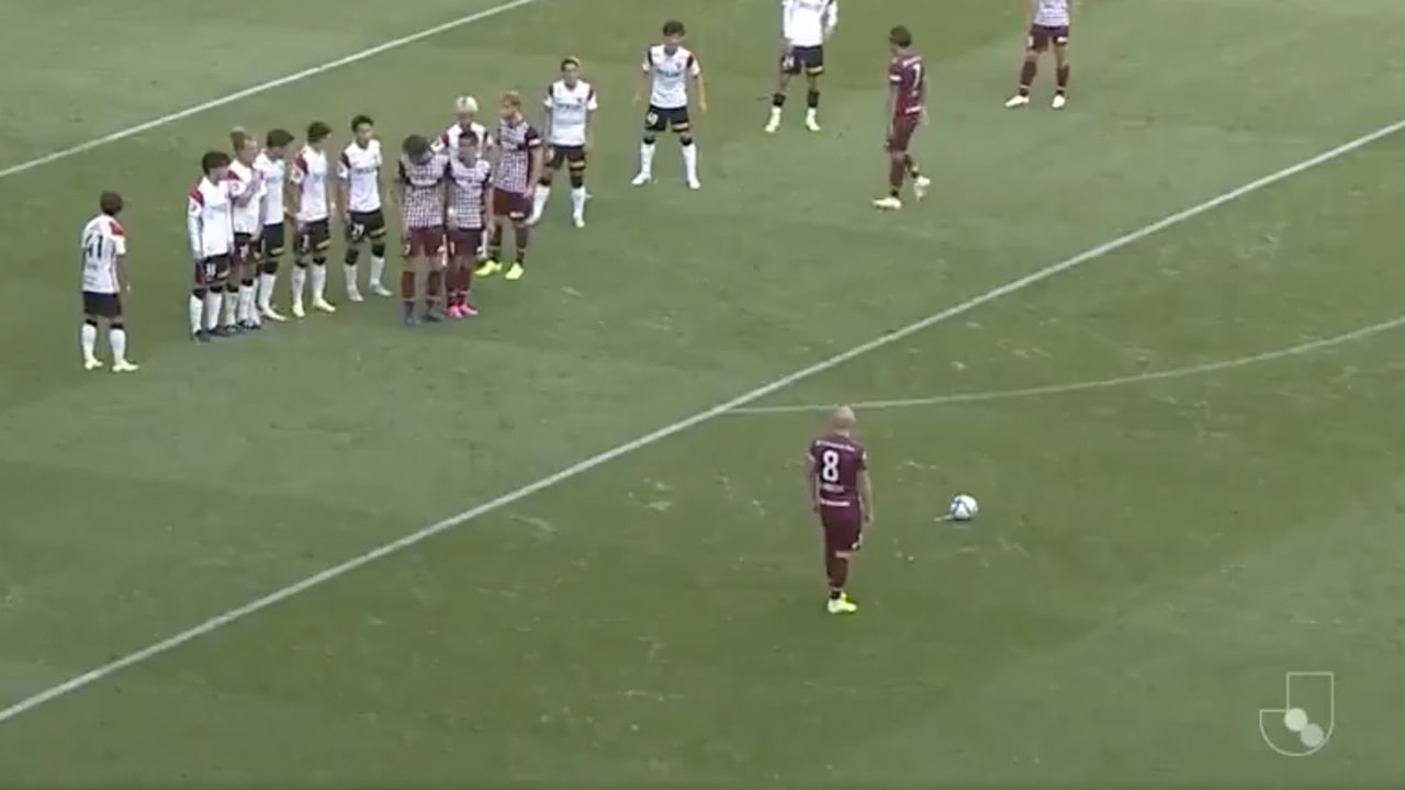 VIDEOGOAL: Andrés Iniesta maakt fraai doelpunt vanuit vrije trap