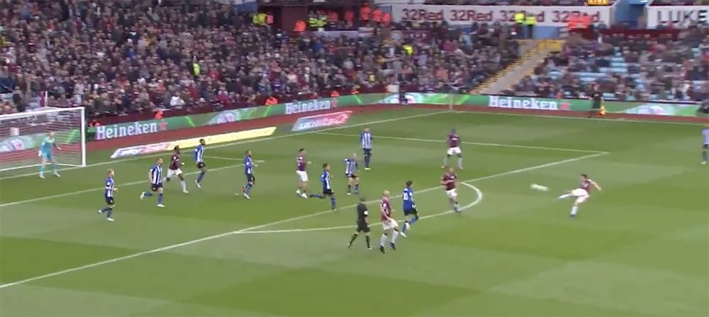 BOEM! Fenomenale volley van John McGinn