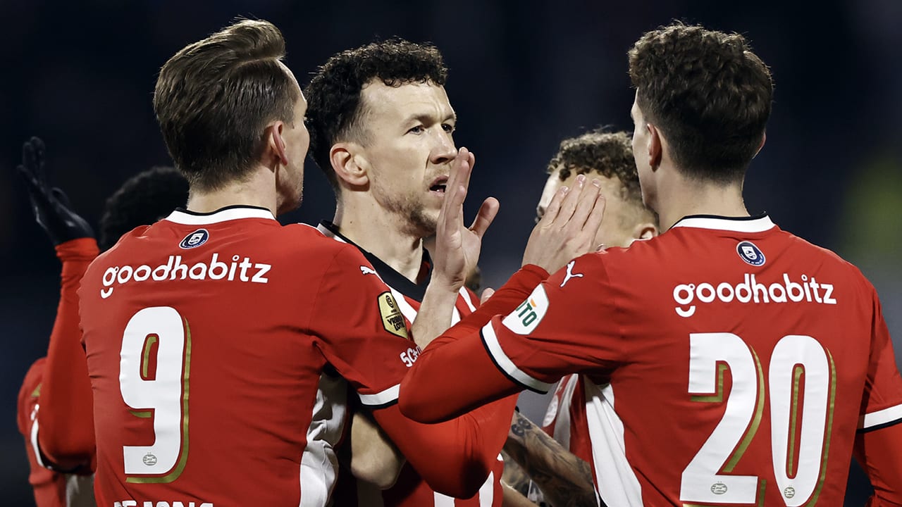 PSV wint eenvoudig op bezoek bij RKC Waalwijk