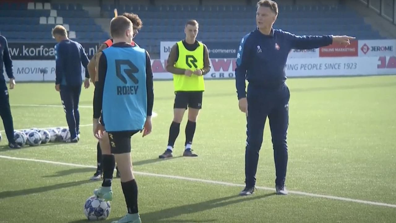 Telstar-spelers luisteren aandachtig naar bondscoach Van Gaal: 'Begrijp je wat ik bedoel?'