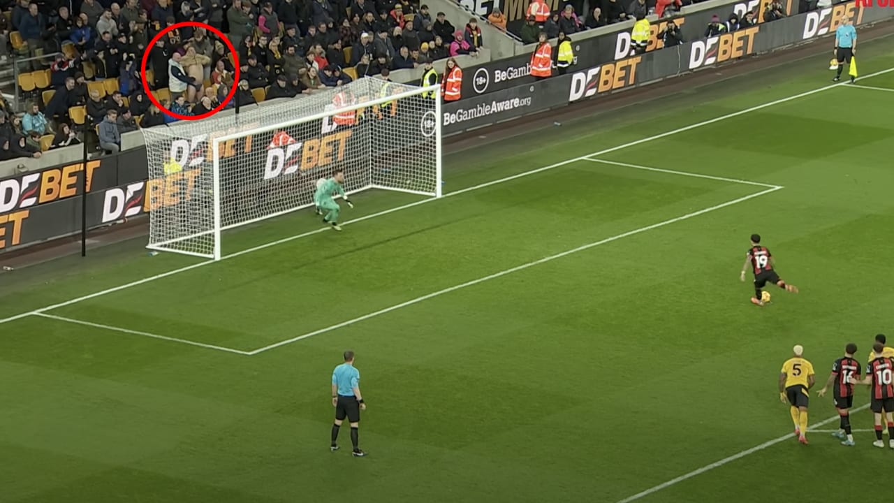 Video: Wolverhampton-fan probeert Kluivert op bijzondere wijze af te leiden bij strafschop