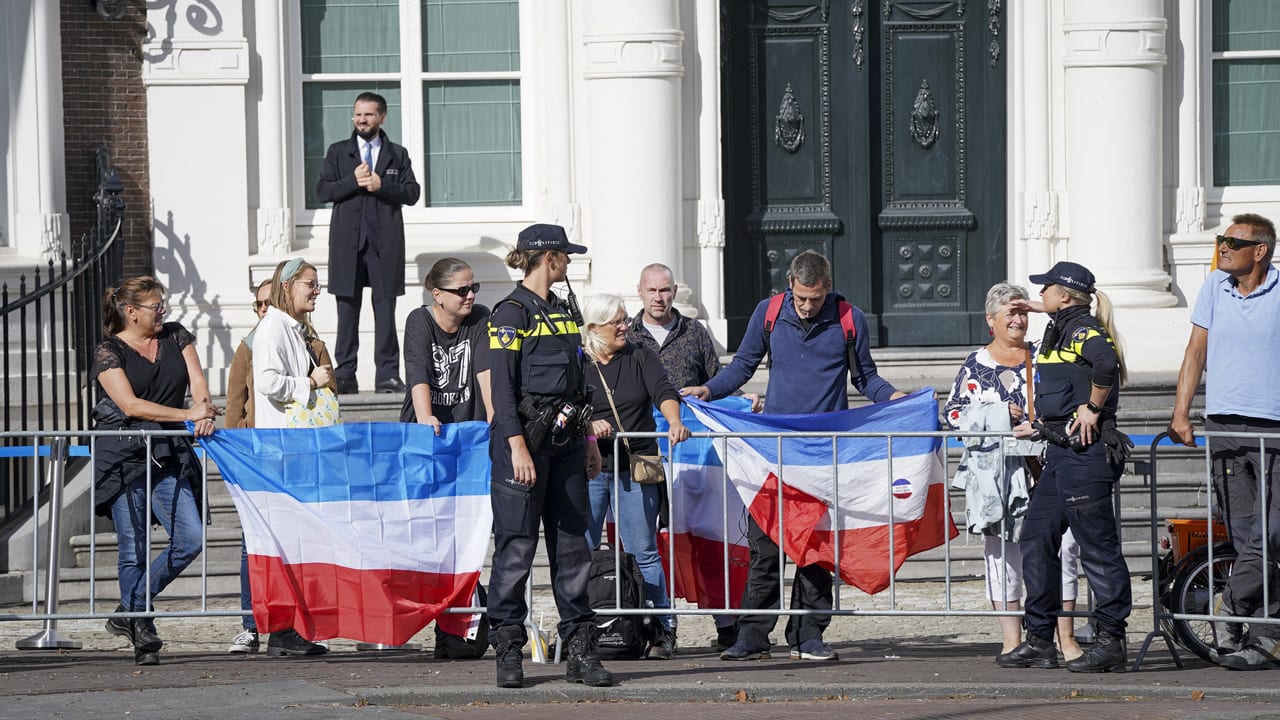 Omgekeerde Nederlandse vlaggen te zien langs route Glazen Koets