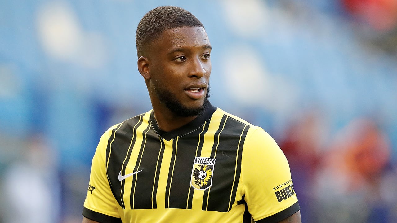 'Feyenoord schrikt van vraagprijs Vitesse voor Bazoer'