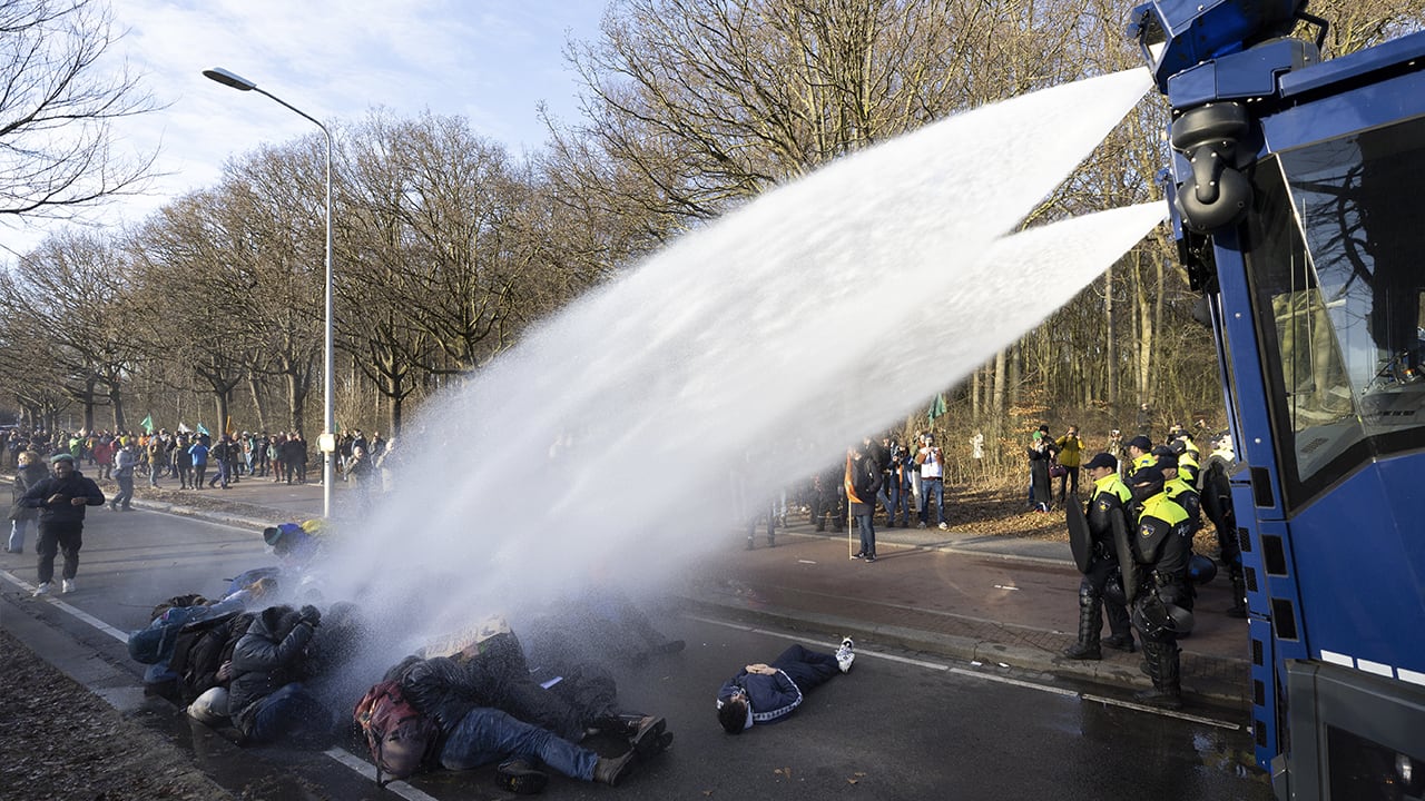 Politie zet waterkanon in bij demonstratie Extinction Rebellion op A12