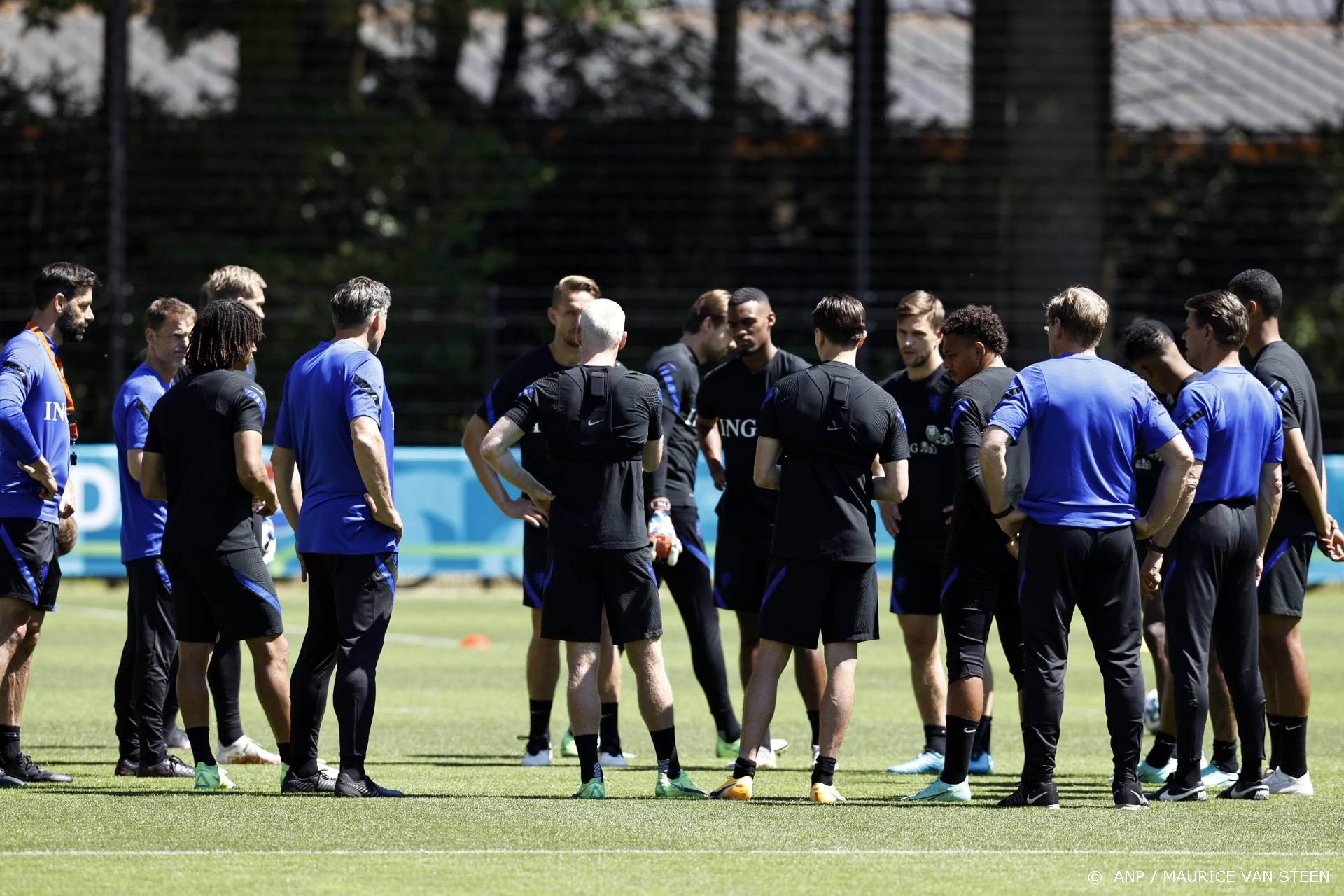 Oranje traint zonder De Ligt en Van de Beek