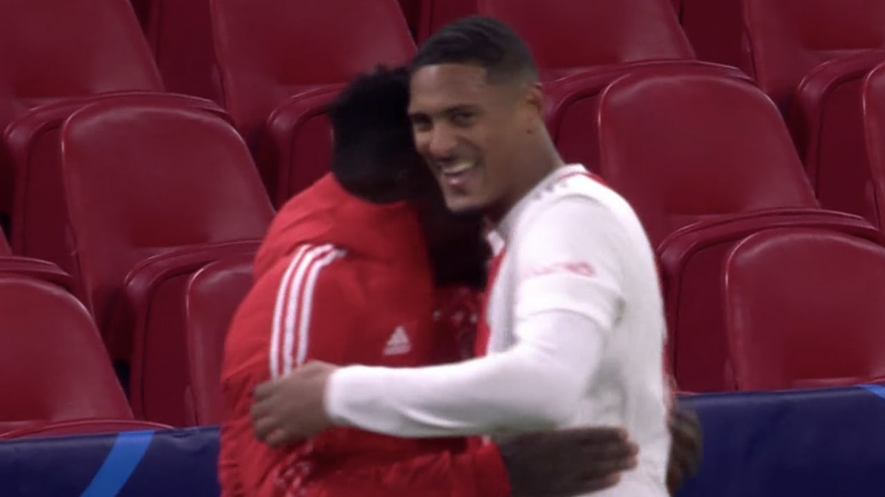 VIDEOGOAL: Haller schiet Ajax vanaf 11 meter al vroeg op voorsprong tegen Sporting