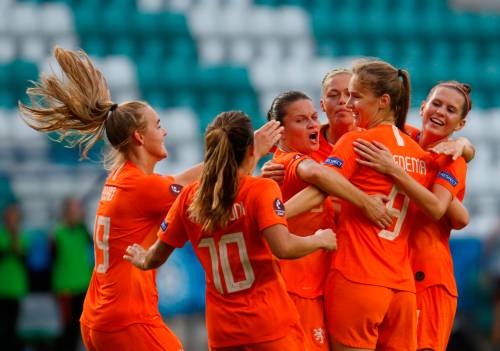 Voetbalsters winnen met 7-0 in Tallinn