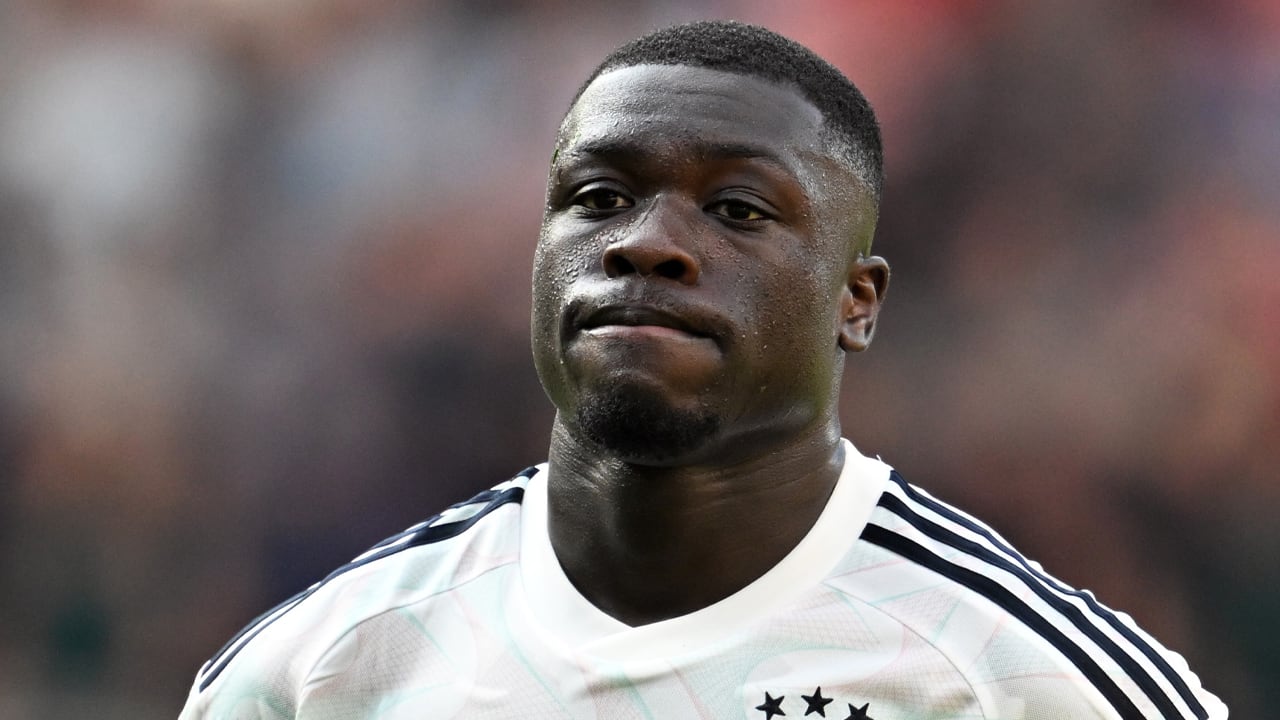 Opnieuw incident bij spelersbus na FC Twente-Ajax: Brobbey racistisch bejegend