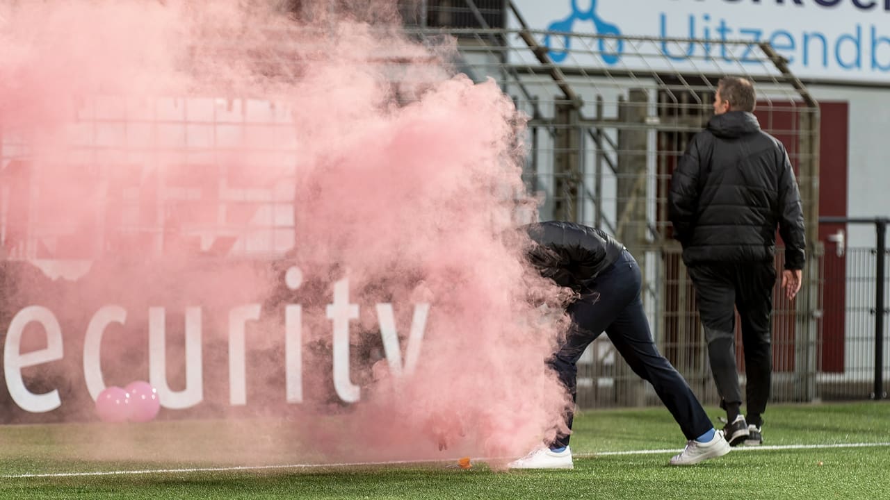 Helmond Sport - MVV gestaakt na vuurwerk op veld