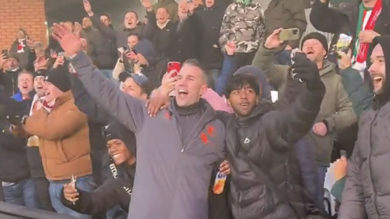 Video: Van Persie viert feest met Feyenoord-aanhang na overwinning met O19