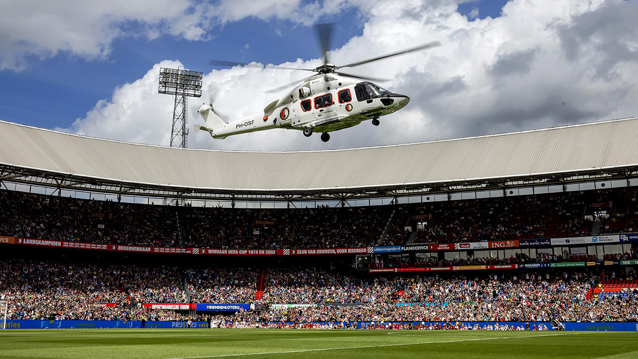 Feyenoord verwelkomt nieuwe aanwinsten met traditionele helikopterlanding