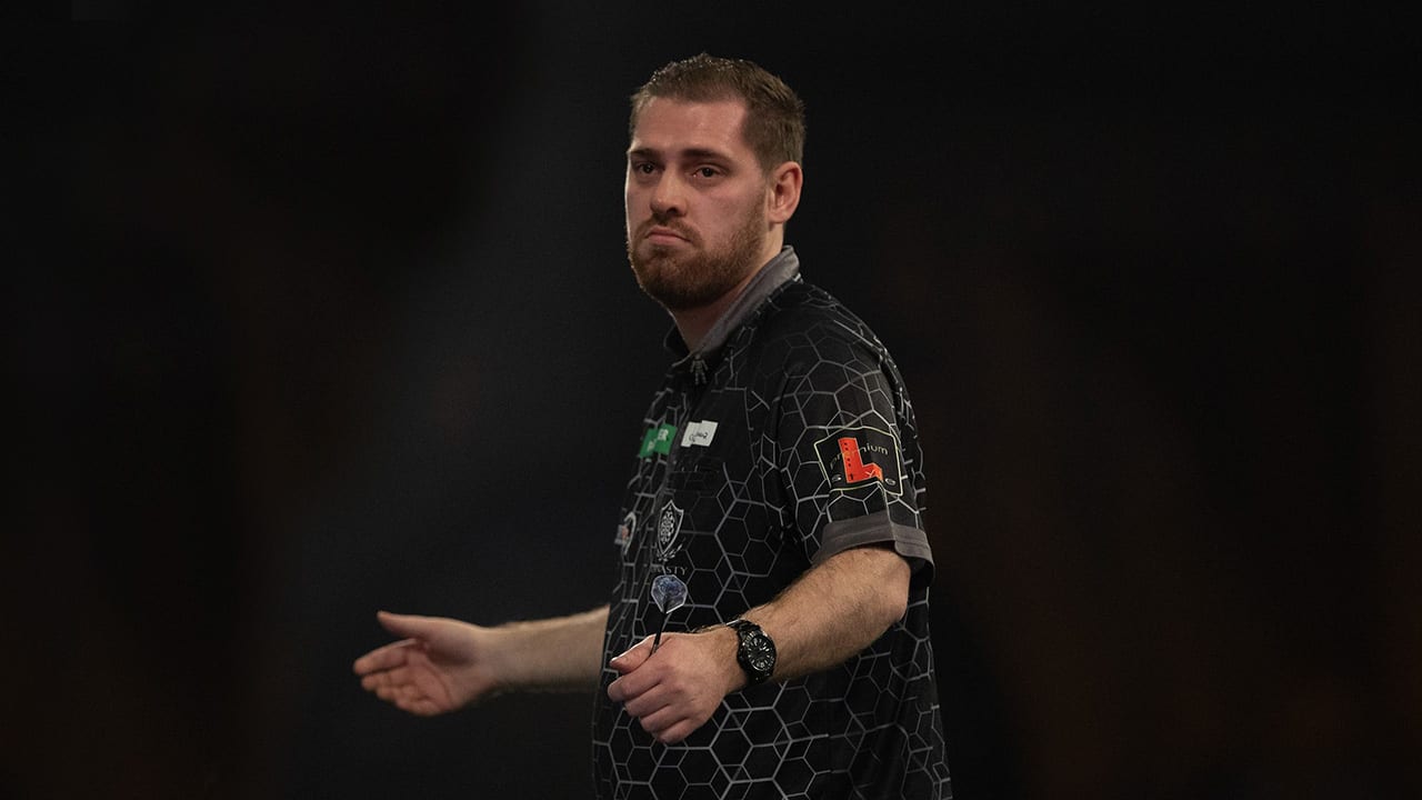 Berry van Peer verlaat WK-darts na een intense wedstrijd tegen Damon Heta