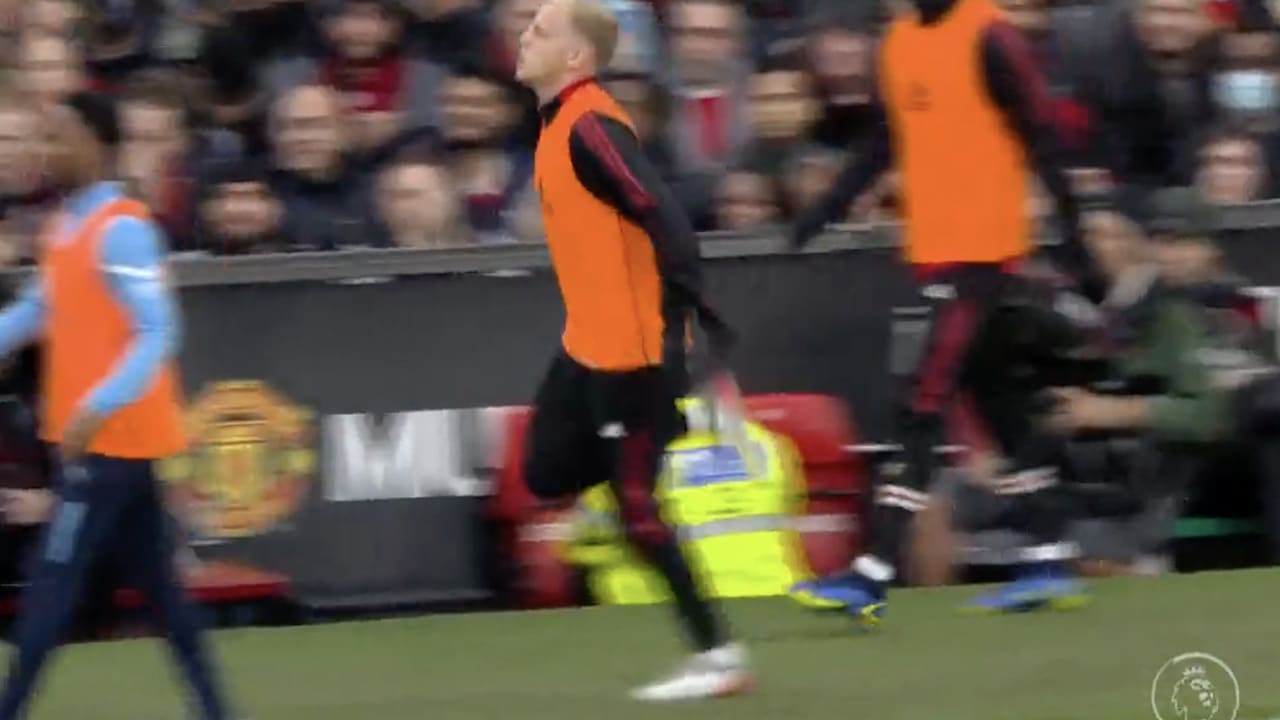 VIDEO: Manchester United-fans zingen Van de Beek toe tijdens warming-up