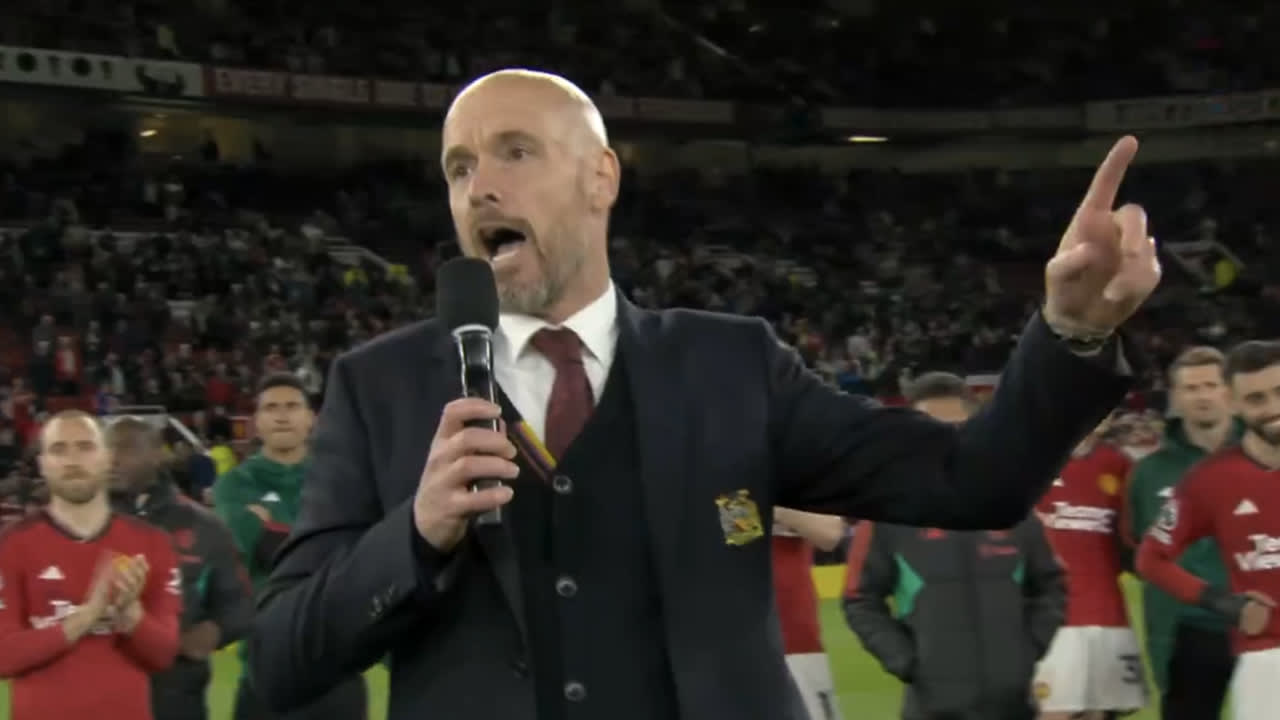 Video: Ten Hag pakt microfoon en spreekt Manchester United-fans op geheel eigen wijze toe