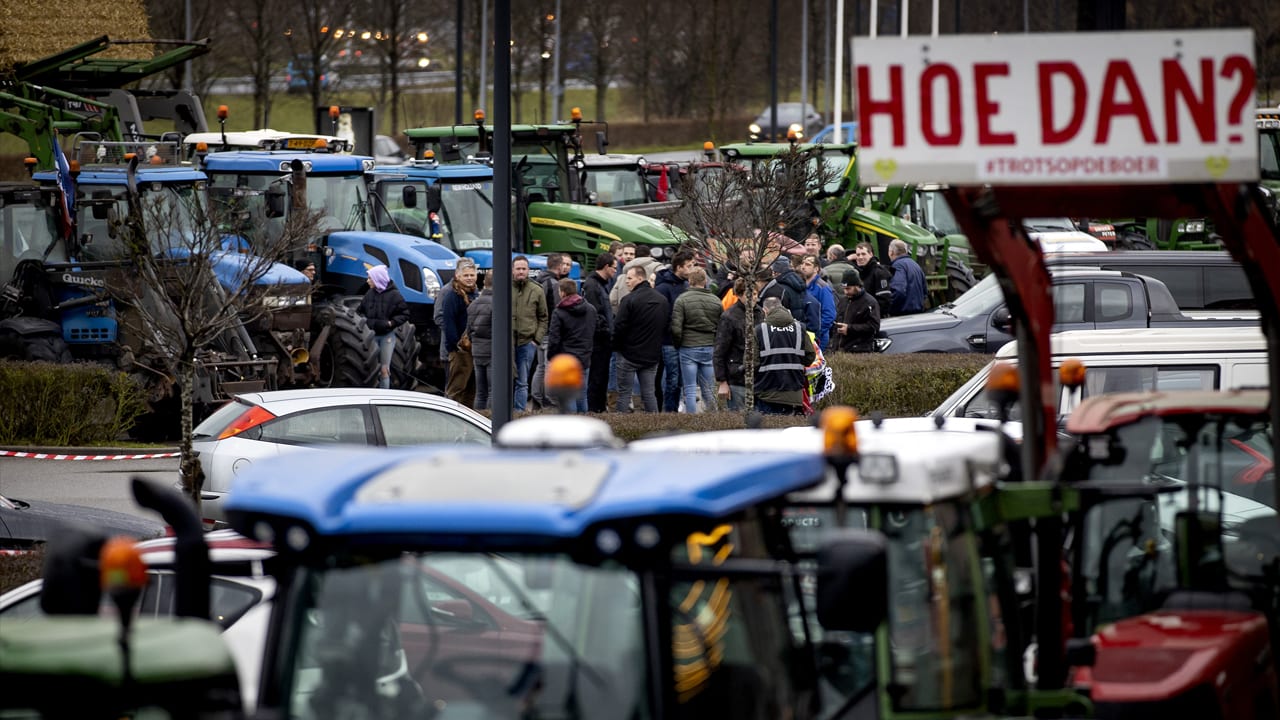 Tientallen boeren protesteren in Hoorn