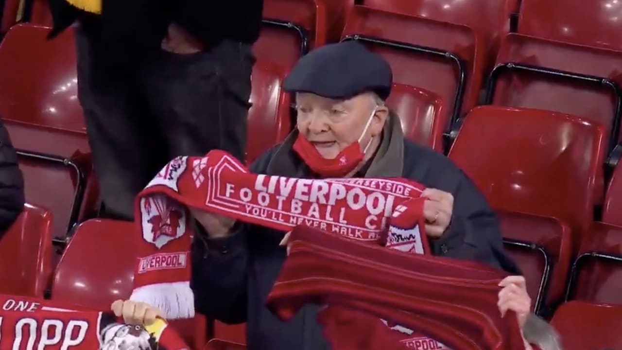 Liverpool-supporters zingen You'll Never Walk Alone weer luidkeels mee op Anfield